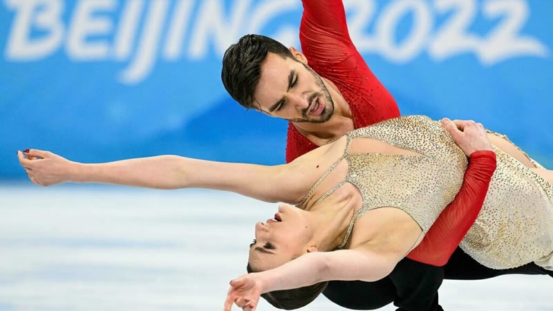 法国花式滑冰组合帕帕达吉斯（Gabriella Papadakis）与西泽龙（Guillaume Cizeron）2022年2月14日在北京冬季奥运双人冰舞项目夺得奥运金牌