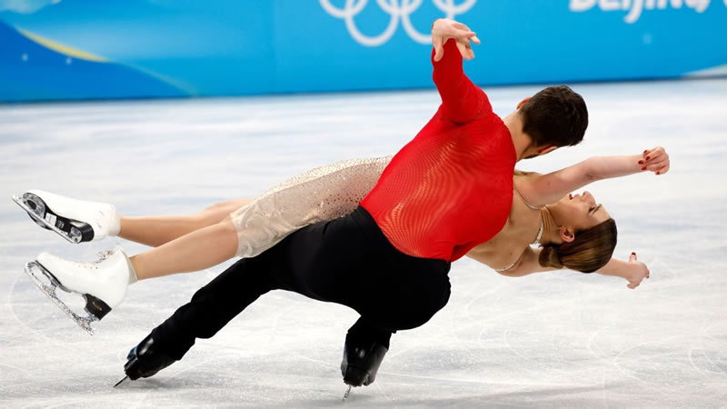 法国花式滑冰组合帕帕达吉斯（Gabriella Papadakis）与西泽龙（Guillaume Cizeron）2022年2月14日在北京冬季奥运双人冰舞项目夺得奥运金牌