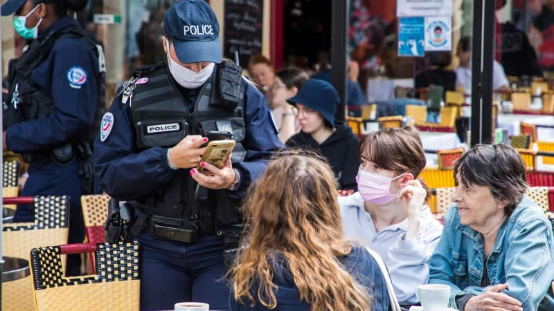 法国警察检查疫苗护照