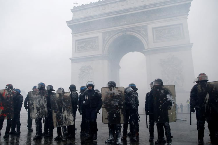 法国凯旋门前防暴警察