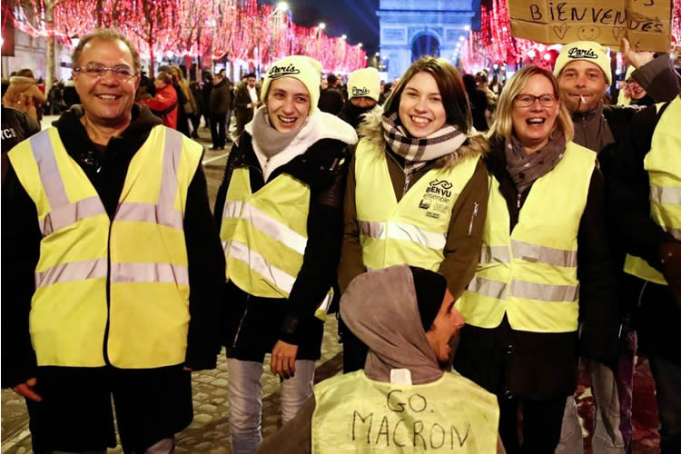 巴黎跨年夜 黄背心和游客齐聚香街和平跨年