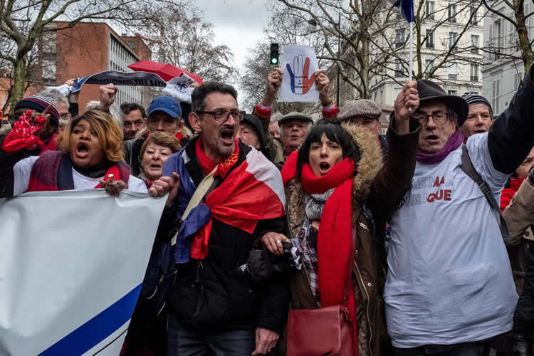 法国红围巾上街游行