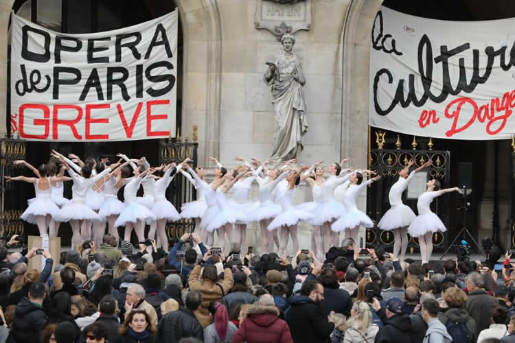 巴黎歌剧院舞者以冬日室外天鹅湖抗议退休改革