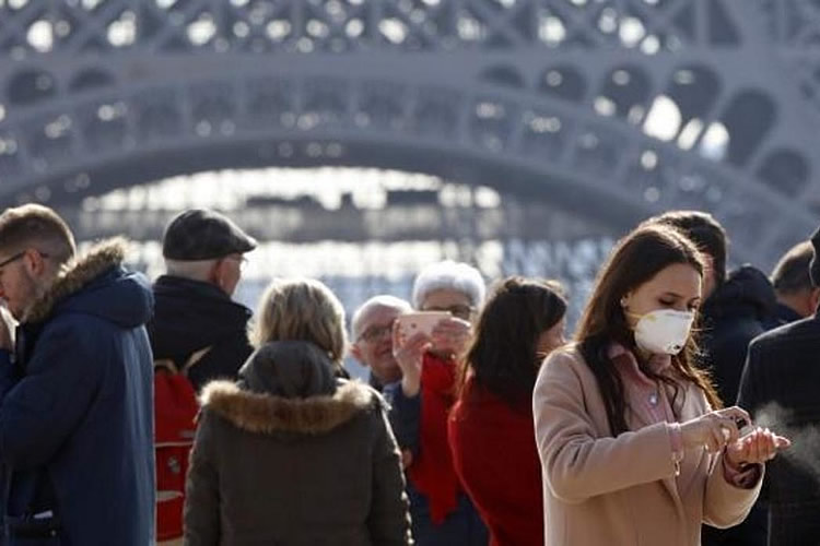 巴黎铁塔游客戴口罩