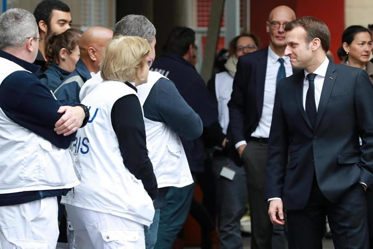 法国总统马克龙看望新冠医院