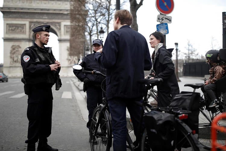 法国警察新冠期间街头巡逻