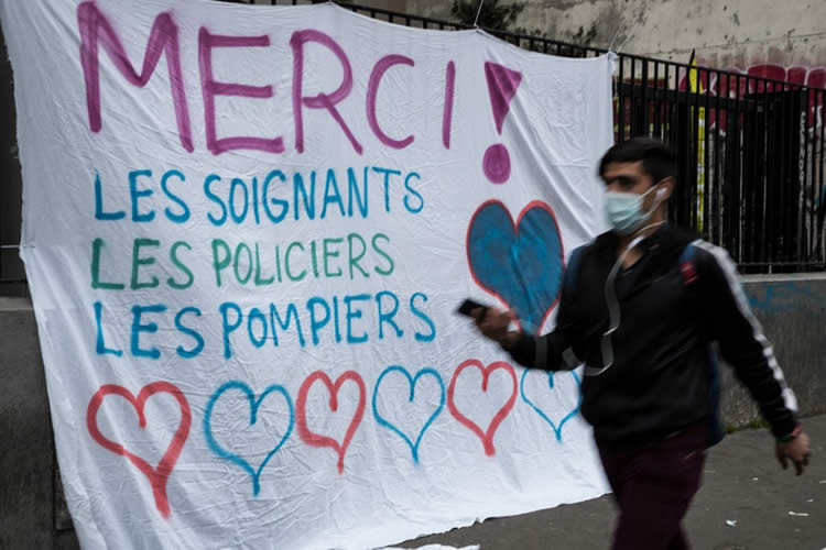 巴黎群众制作横幅感谢医护人员警察消防员