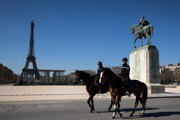 巴黎封城 警察骑马巡逻