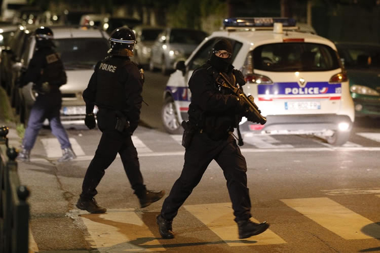 巴黎防暴警察夜间执行任务