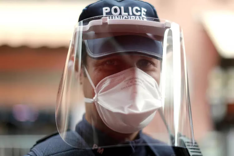 法国警察戴口罩