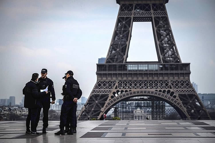 巴黎警察街头检查行人