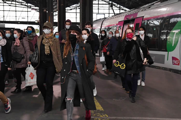 法国民众乘坐火车戴口罩