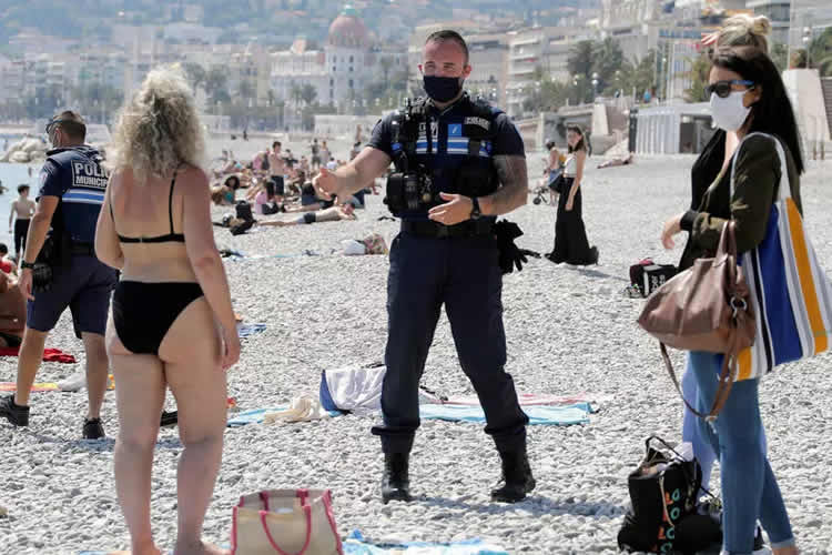 法国尼斯海滩游人和警察