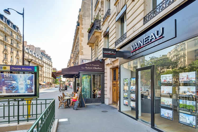 巴黎位于地铁站旁边的房地产中介公司