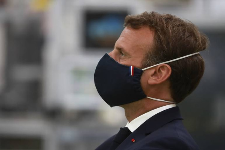 法国总统马克龙戴上法国制造的口罩
