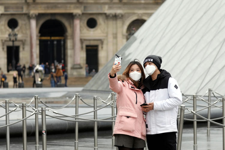 巴黎卢浮宫外戴口罩自拍