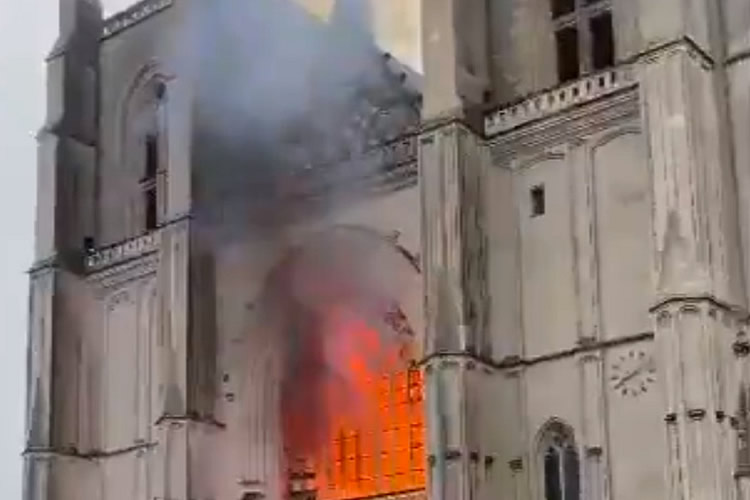 大火中的南特大教堂