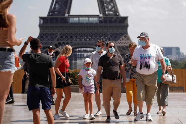 埃菲尔铁塔下戴口罩的游客