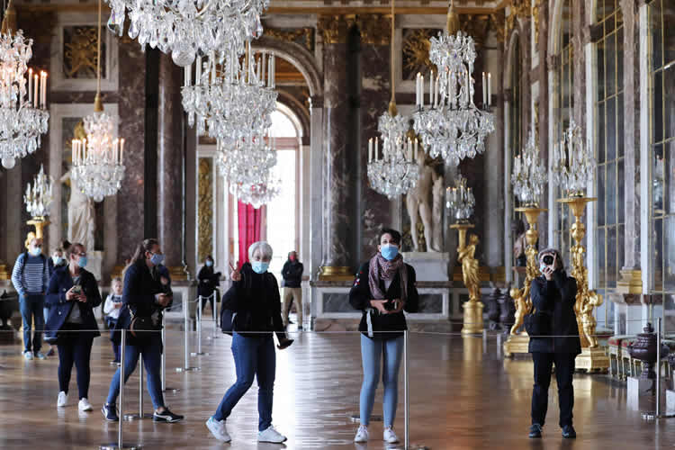 游客戴口罩游览凡尔赛宫