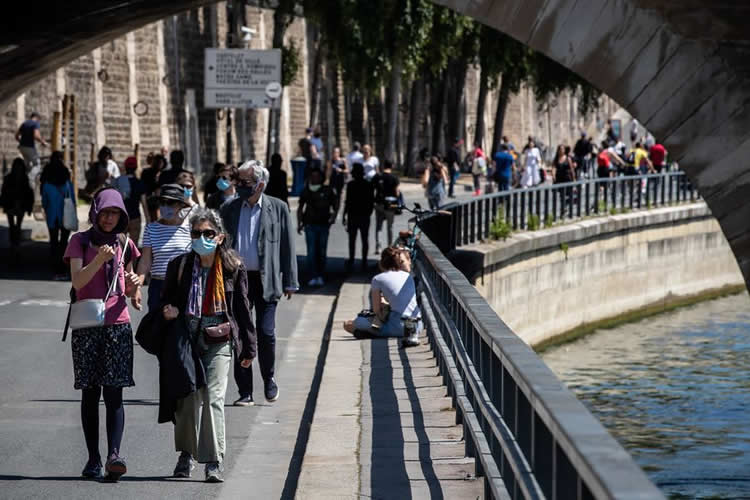 巴黎人戴口罩在塞纳河畔漫步