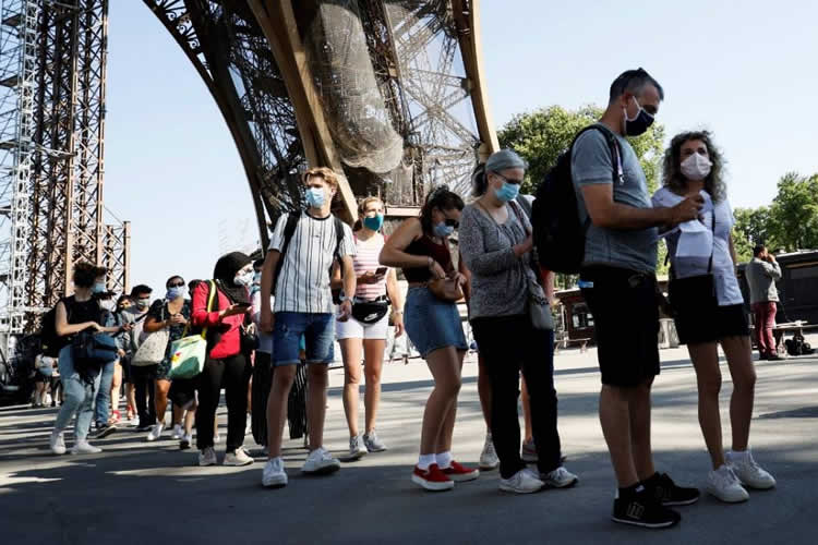 戴口罩的游客排队游览埃菲尔铁塔