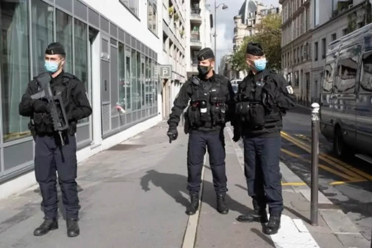 巴黎警察持枪巡逻