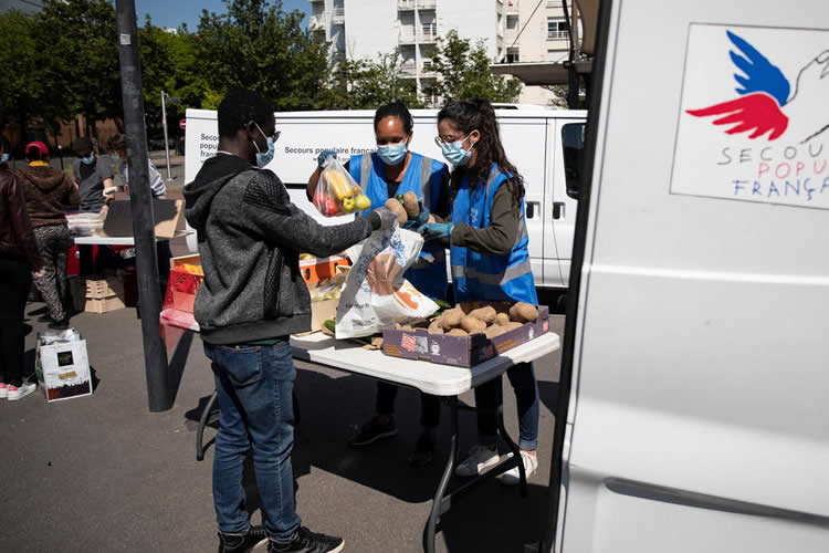 法国贫民救济会（Secours Populaire）发放食物