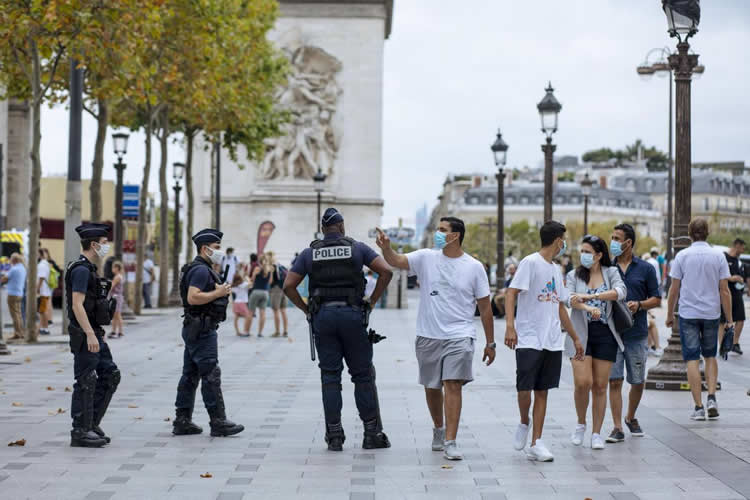 巴黎凯旋门前游客戴口罩