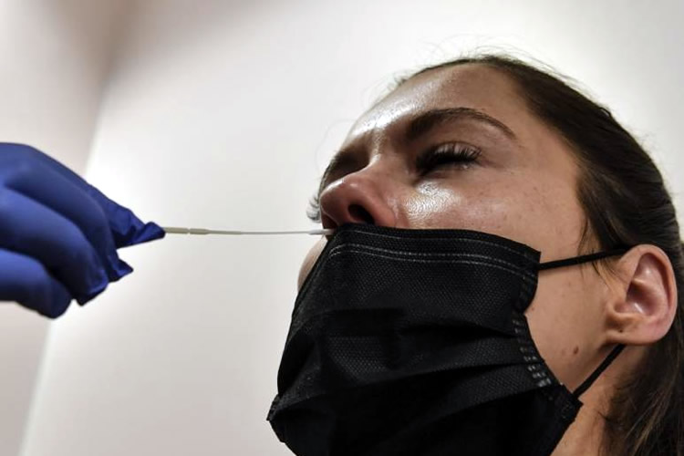 法国姑娘检测新冠病毒