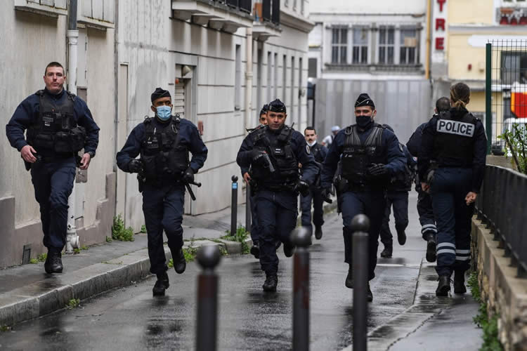 法国警察街头反恐行动