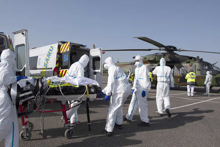 法国新冠病人直升飞机送到德国