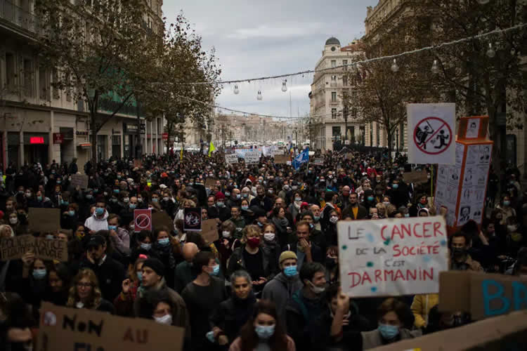 法国城市爆发反整体安全法大游行