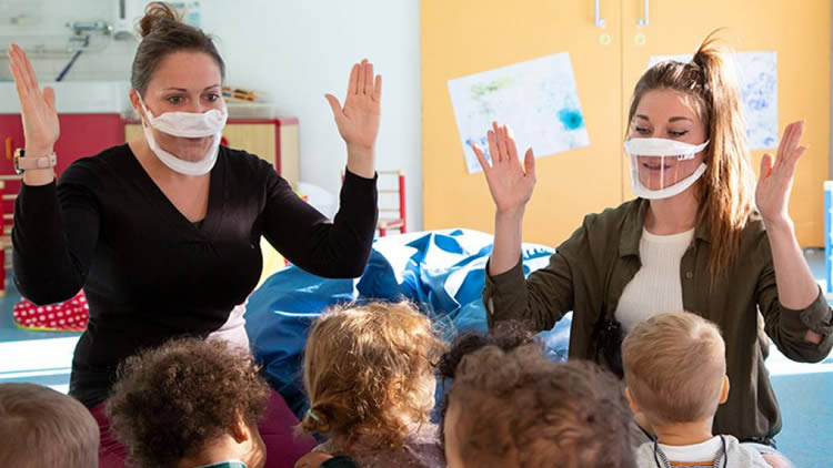 法国透明口罩 法国幼儿园老师戴透明口罩上课