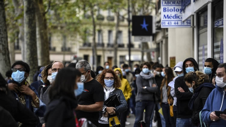 巴黎排队检测新冠病毒