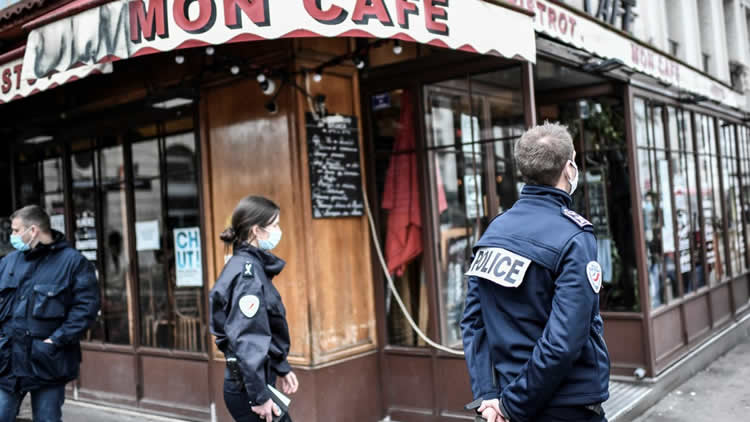 巴黎警察街头巡逻