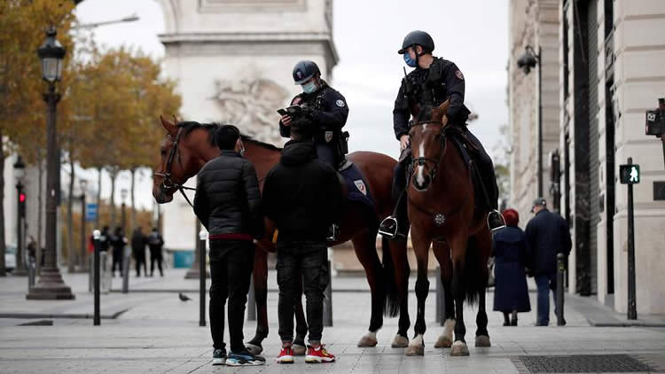 巴黎骑警在凯旋门附件检查路人