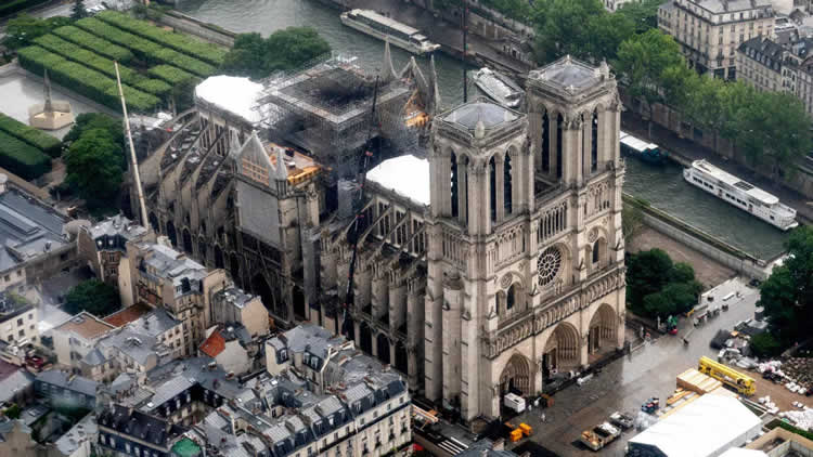 重建中的巴黎圣母院
