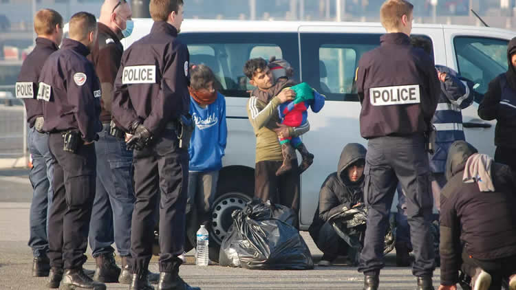 法国警察拦截非法移民
